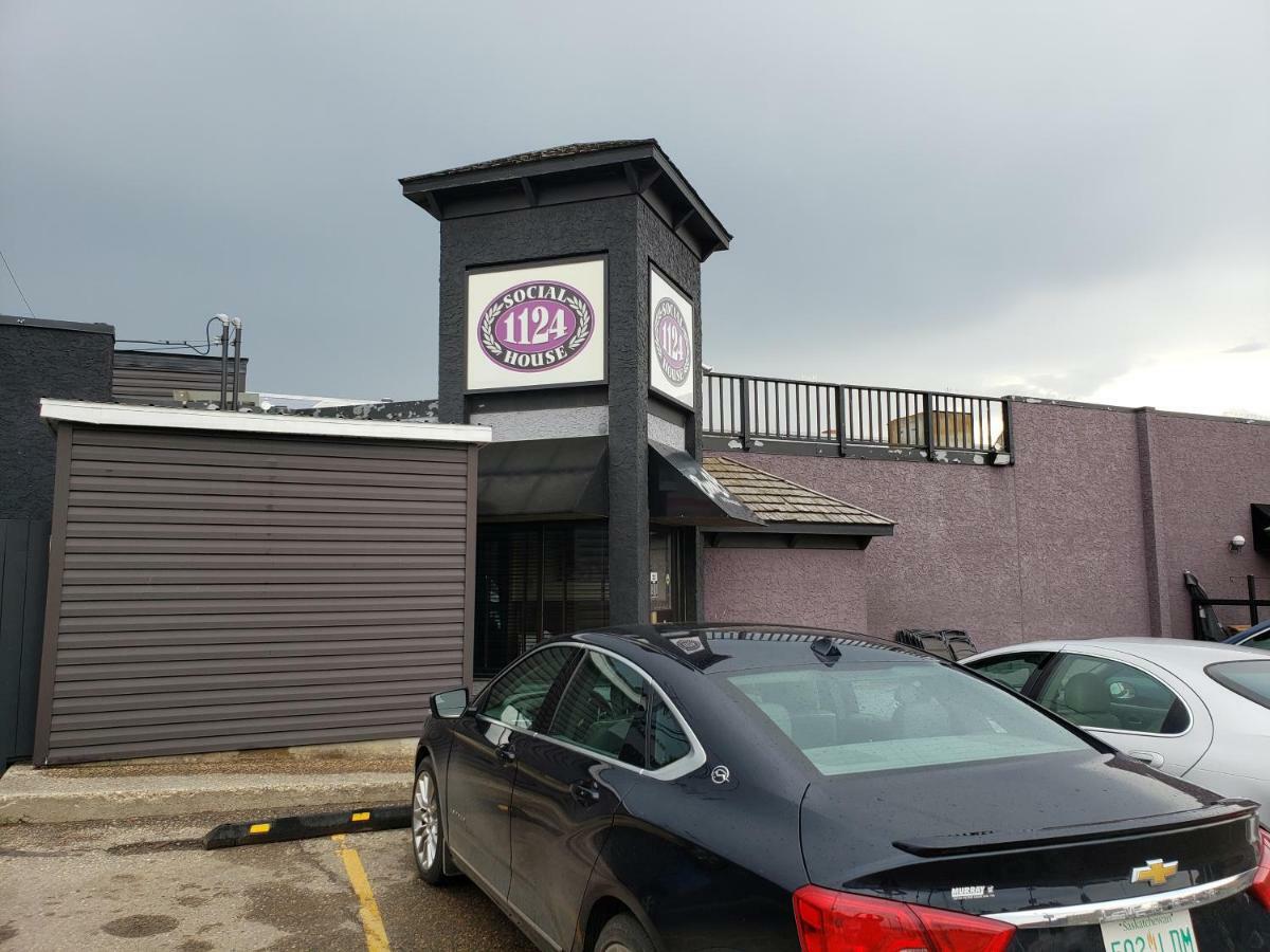 Tower Inn Estevan Bagian luar foto