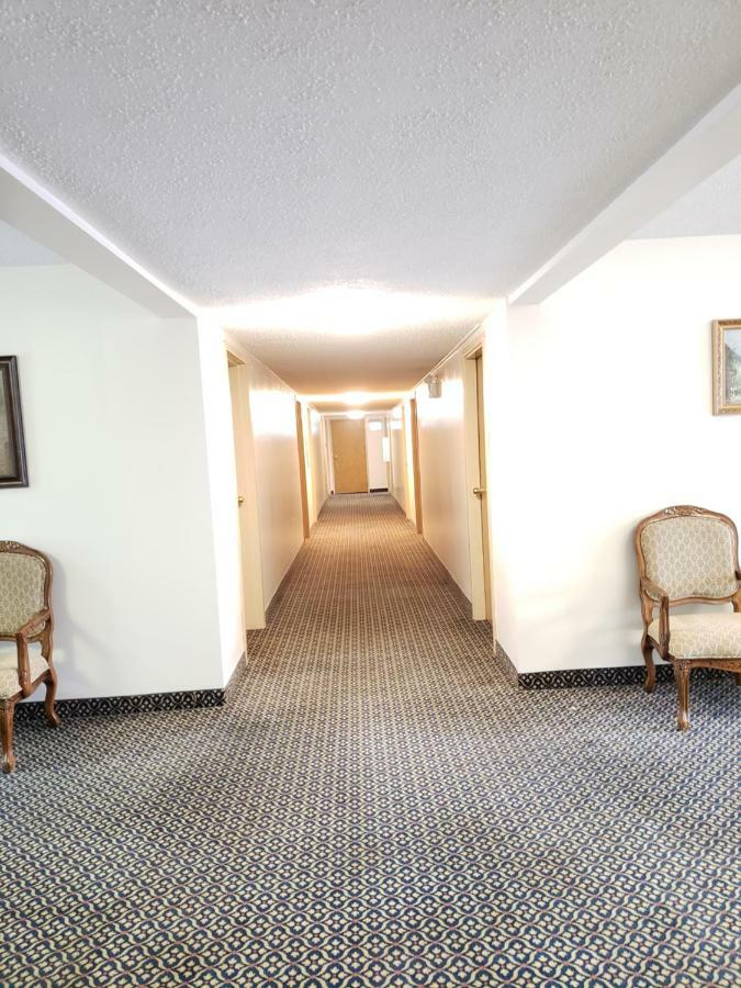 Tower Inn Estevan Bagian luar foto