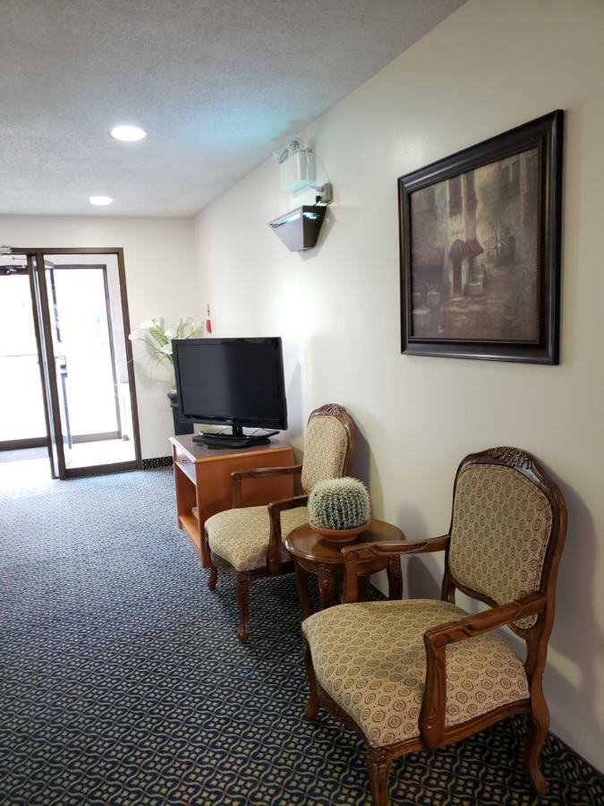 Tower Inn Estevan Bagian luar foto